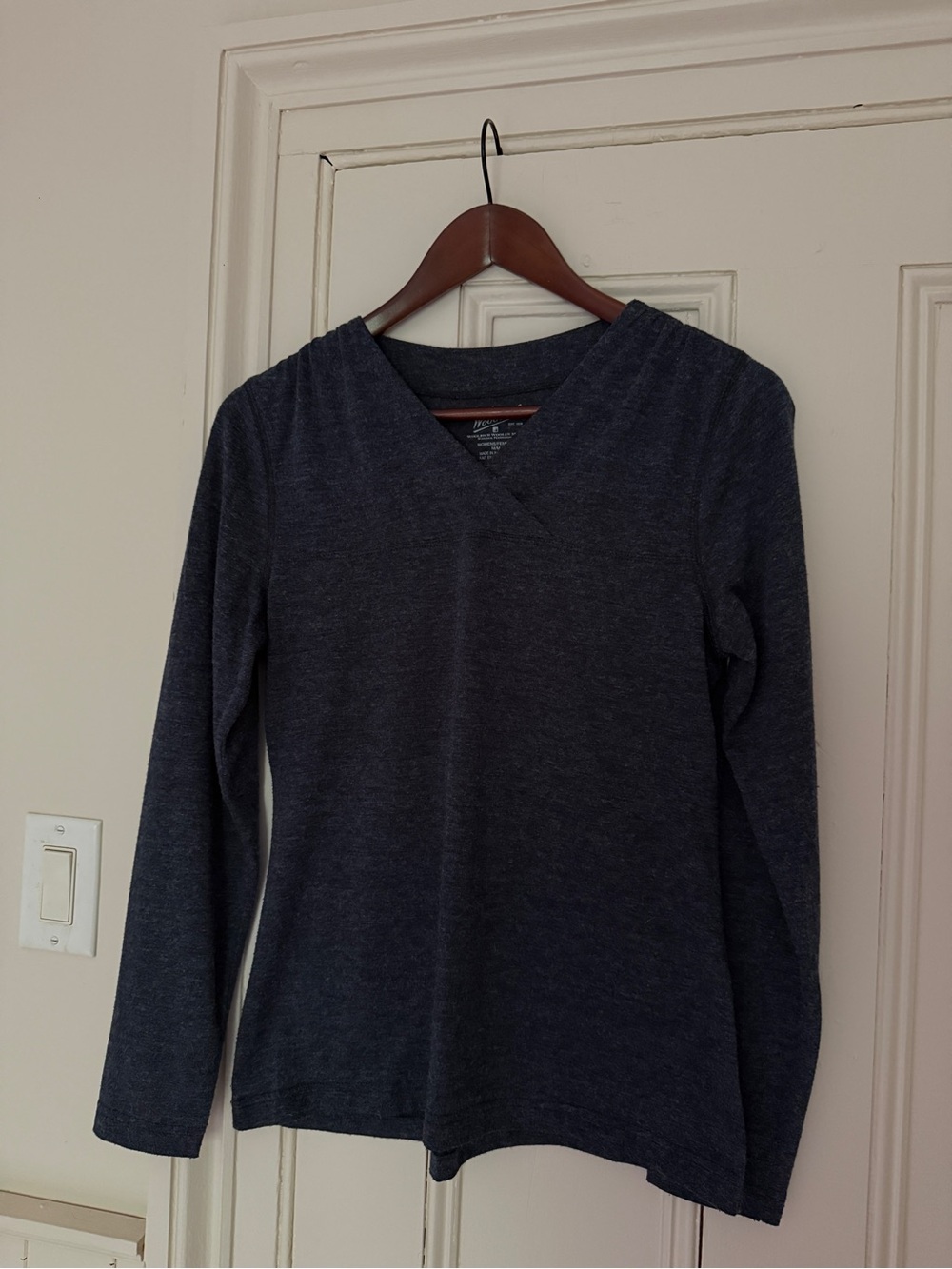 Woolrich Women's Long Sleeve V-Neck Crossover V-Neck Tee in Dark Navy. Sz M.